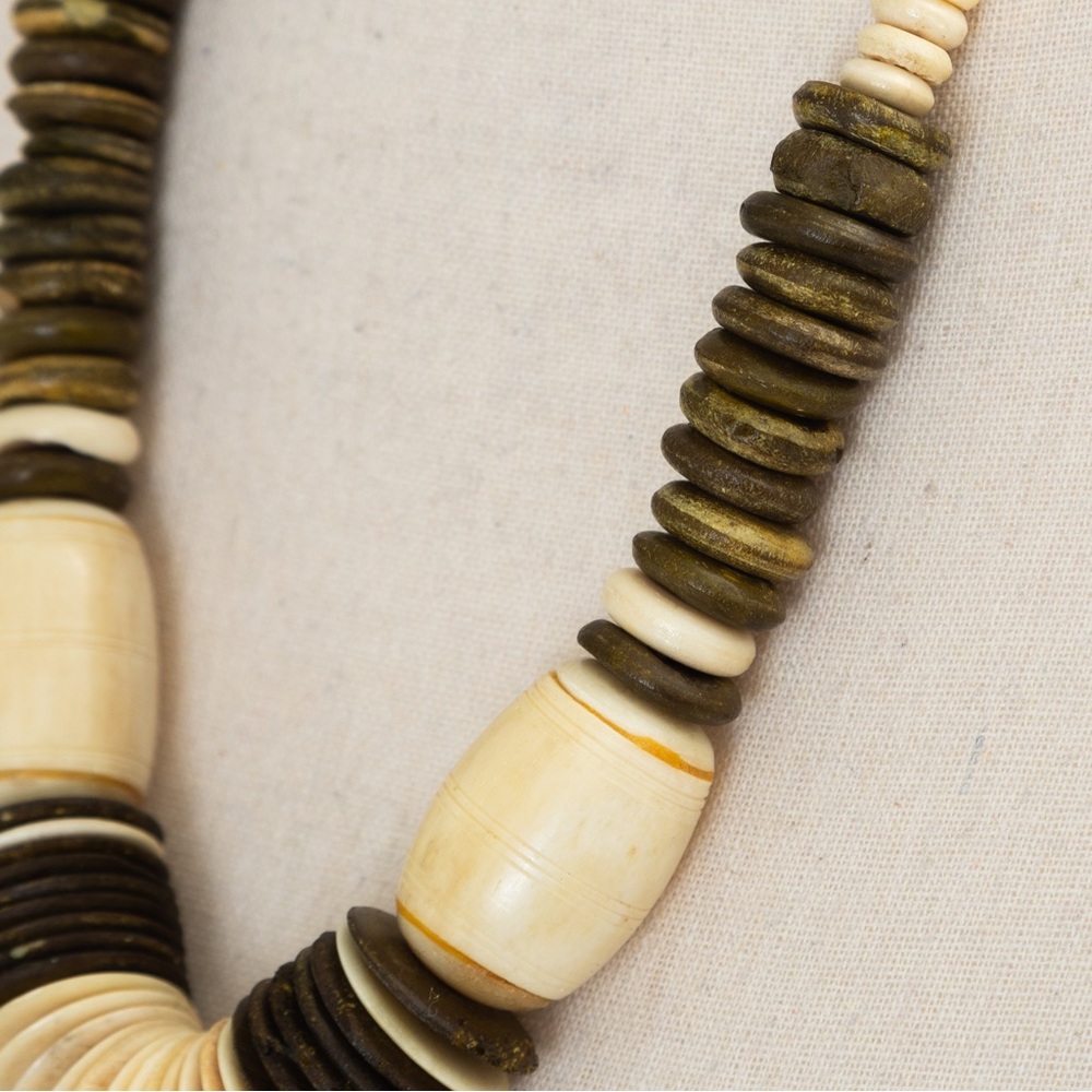 Vintage 80s bold chunky tribal vibe statement necklace wood & bone look neutral - Picture 5 of 10